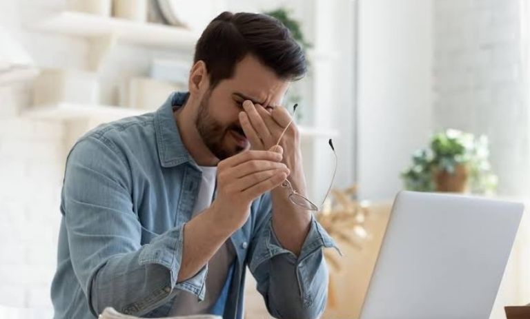 چرا کار طولانی با نمایشگر باعث خستگی چشم می‌شود؟
